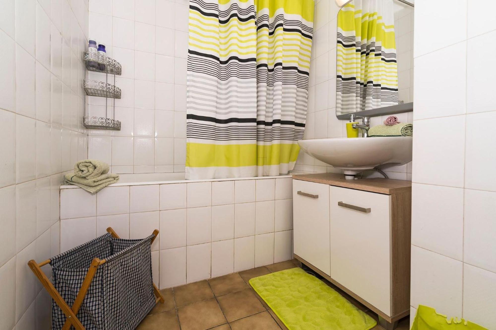 With A Parking Space - 22841 Apartment Split